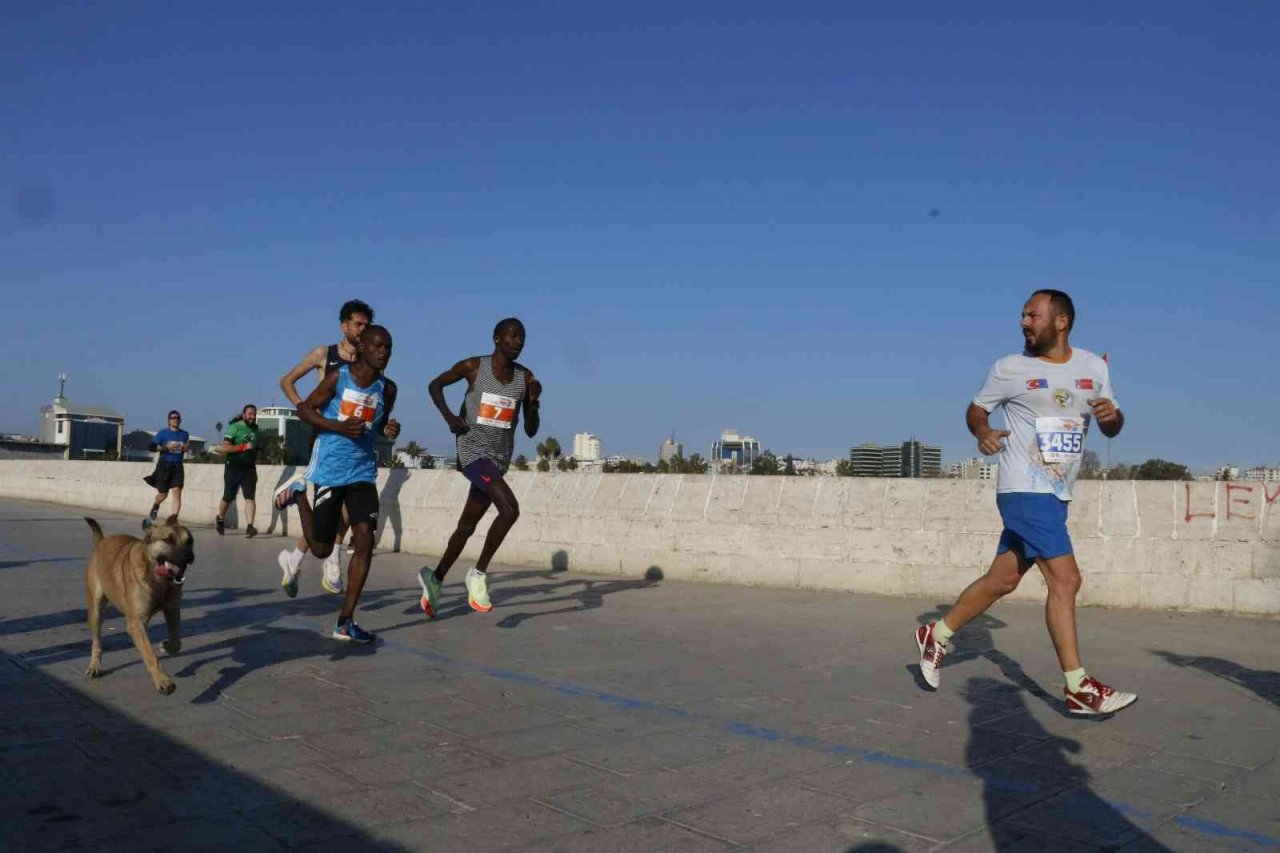 Sporcular koşuyu bırakıp davul zurna eşliğinde çiftetelli oynadı