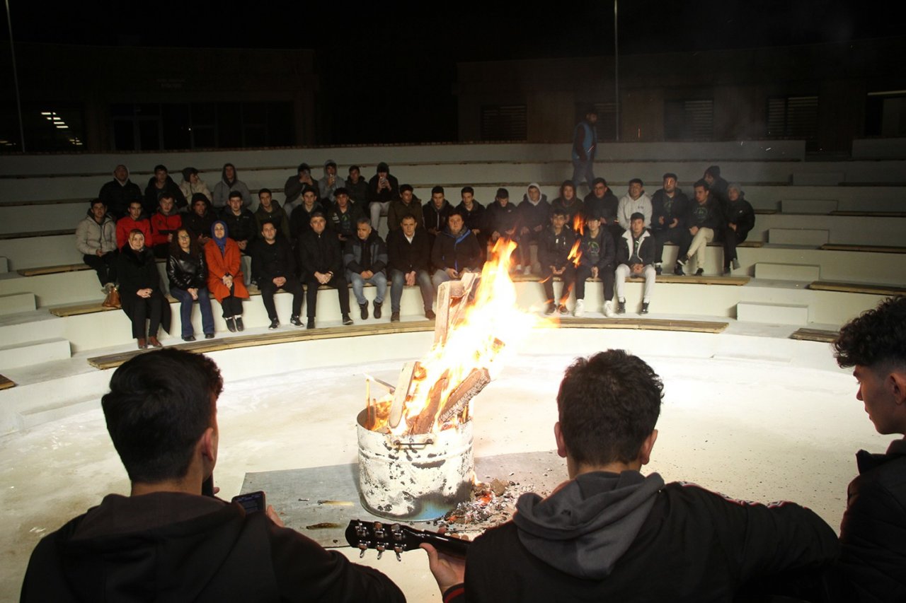 Kula Gençlik Kampı’nda ilk kamp ateşi yakıldı