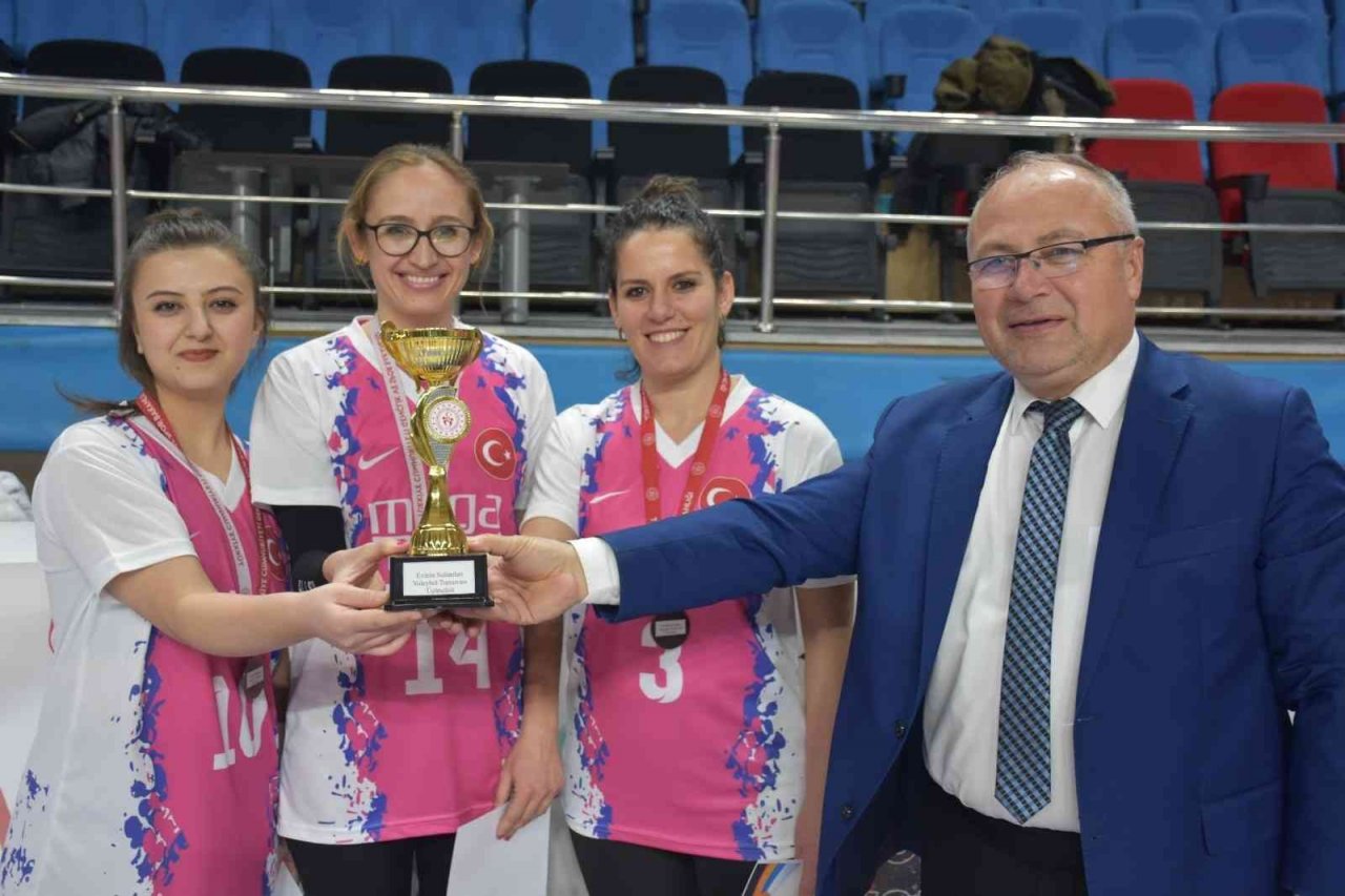 Voleybol turnuvasının şampiyonu Rüya Takımı