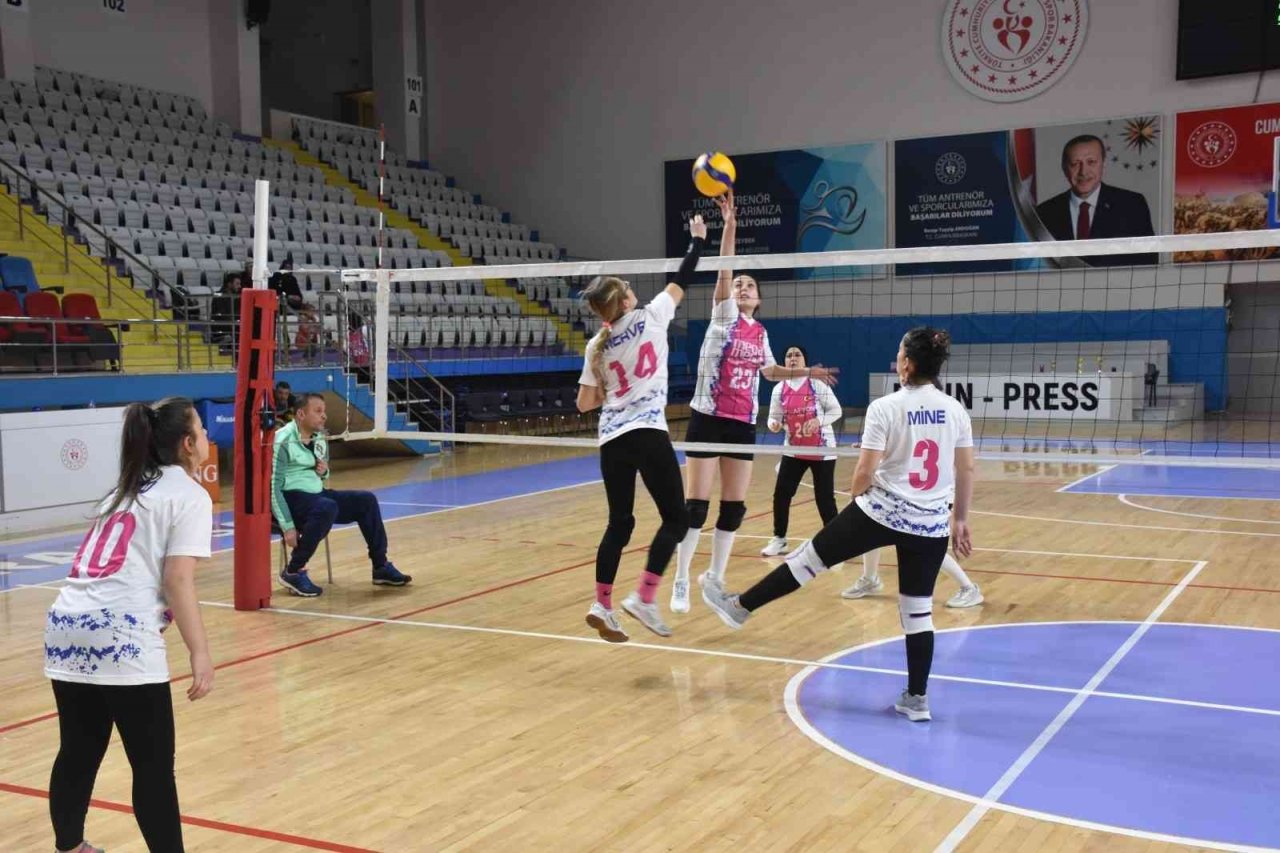 Voleybol turnuvasının şampiyonu Rüya Takımı