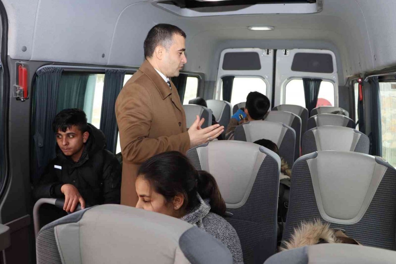 Kaymakamdan öğrencilere emniyet kemeri uyarısı