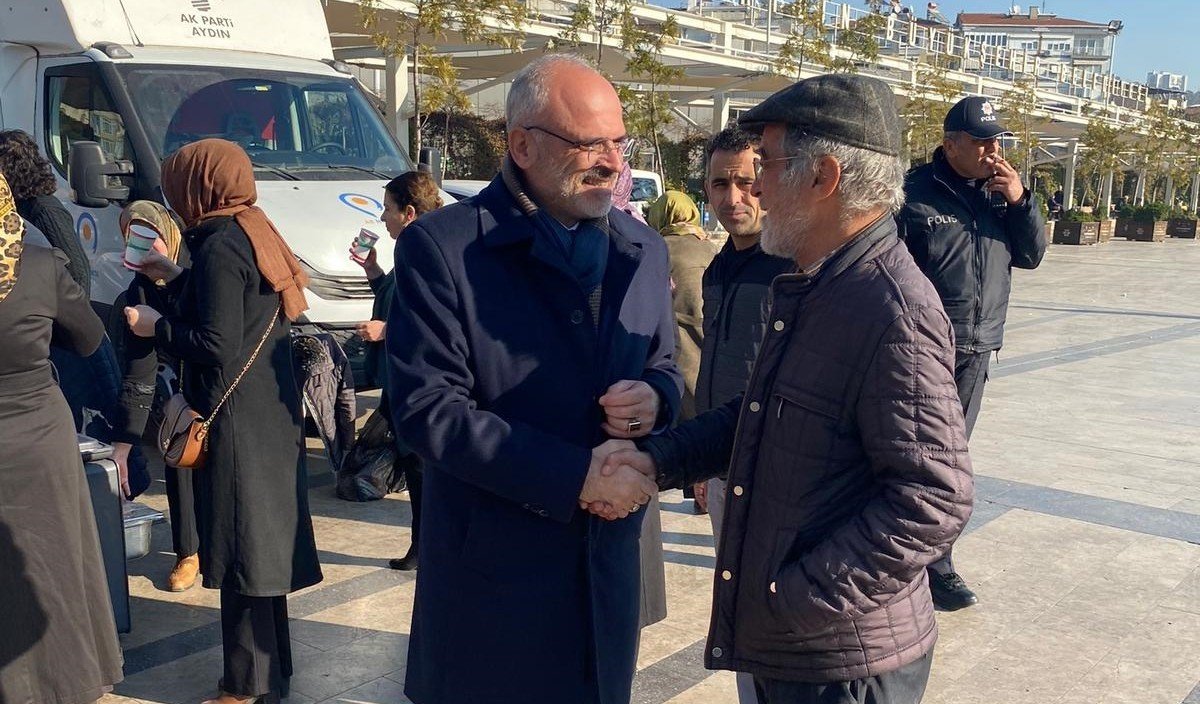 AK Partili yöneticiler kent meydanında vatandaşlarla buluştu