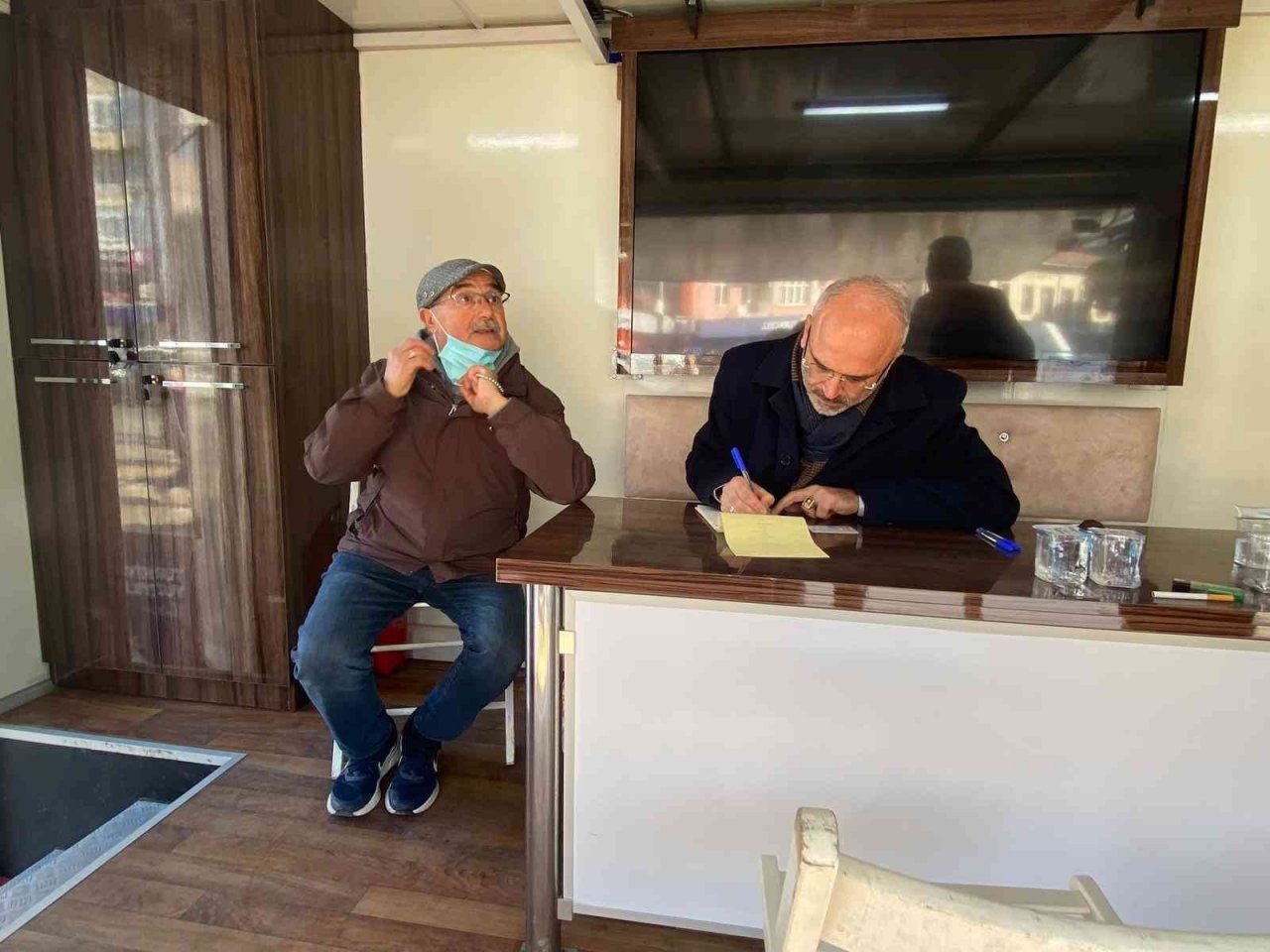 AK Partili yöneticiler kent meydanında vatandaşlarla buluştu