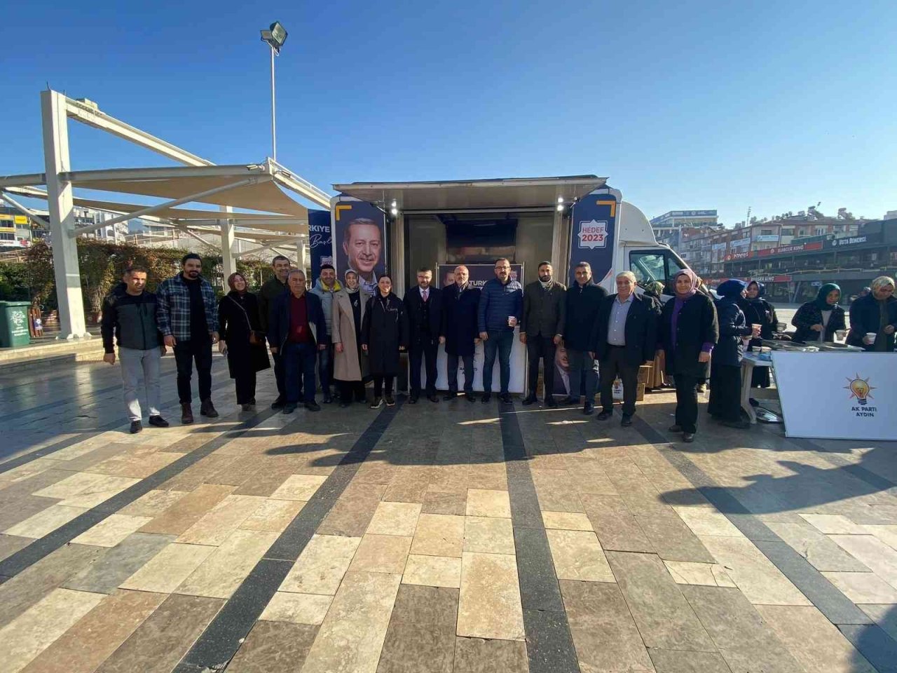 AK Partili yöneticiler kent meydanında vatandaşlarla buluştu