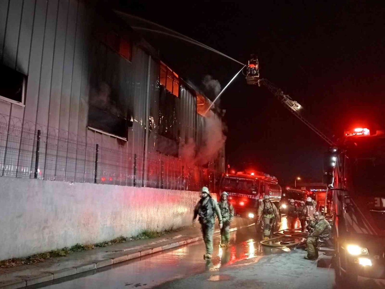 Arnavutköy’de 10 bin metrekarelik fabrika kül oldu