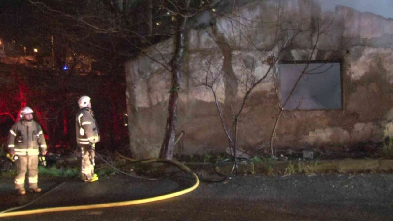 Ataşehir’de metruk gecekonduda yangın