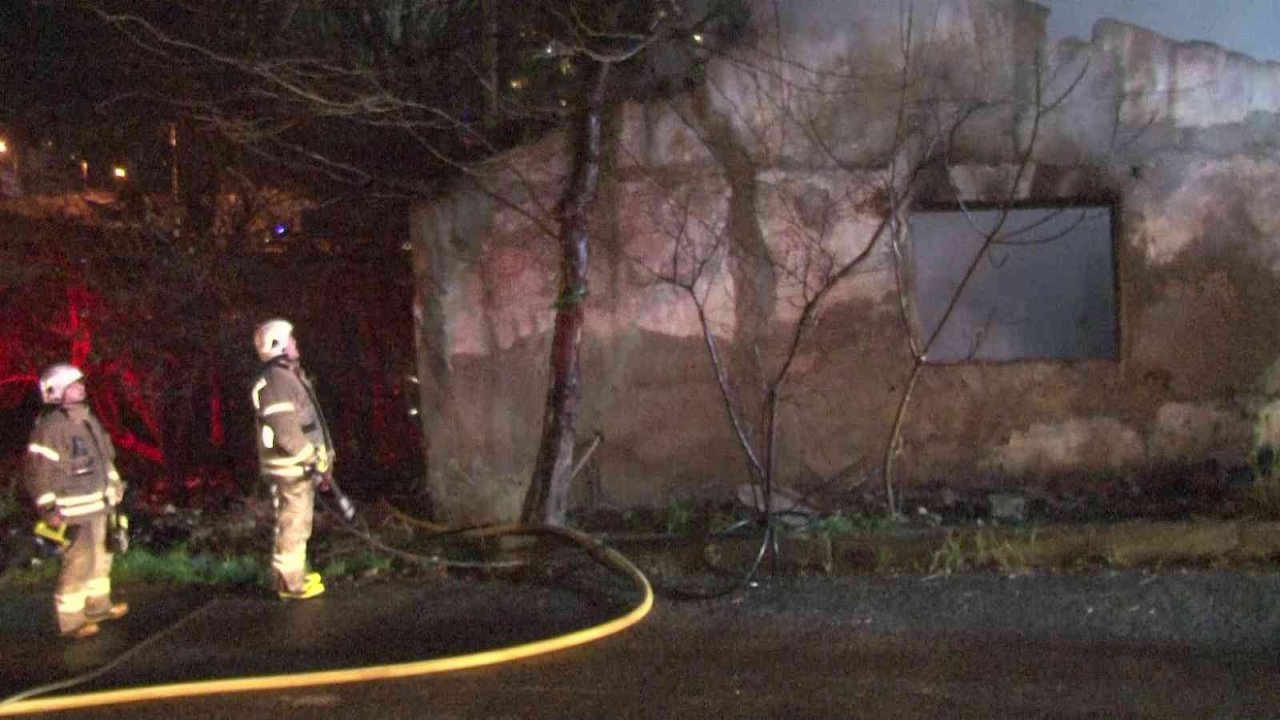 Ataşehir’de metruk gecekonduda yangın