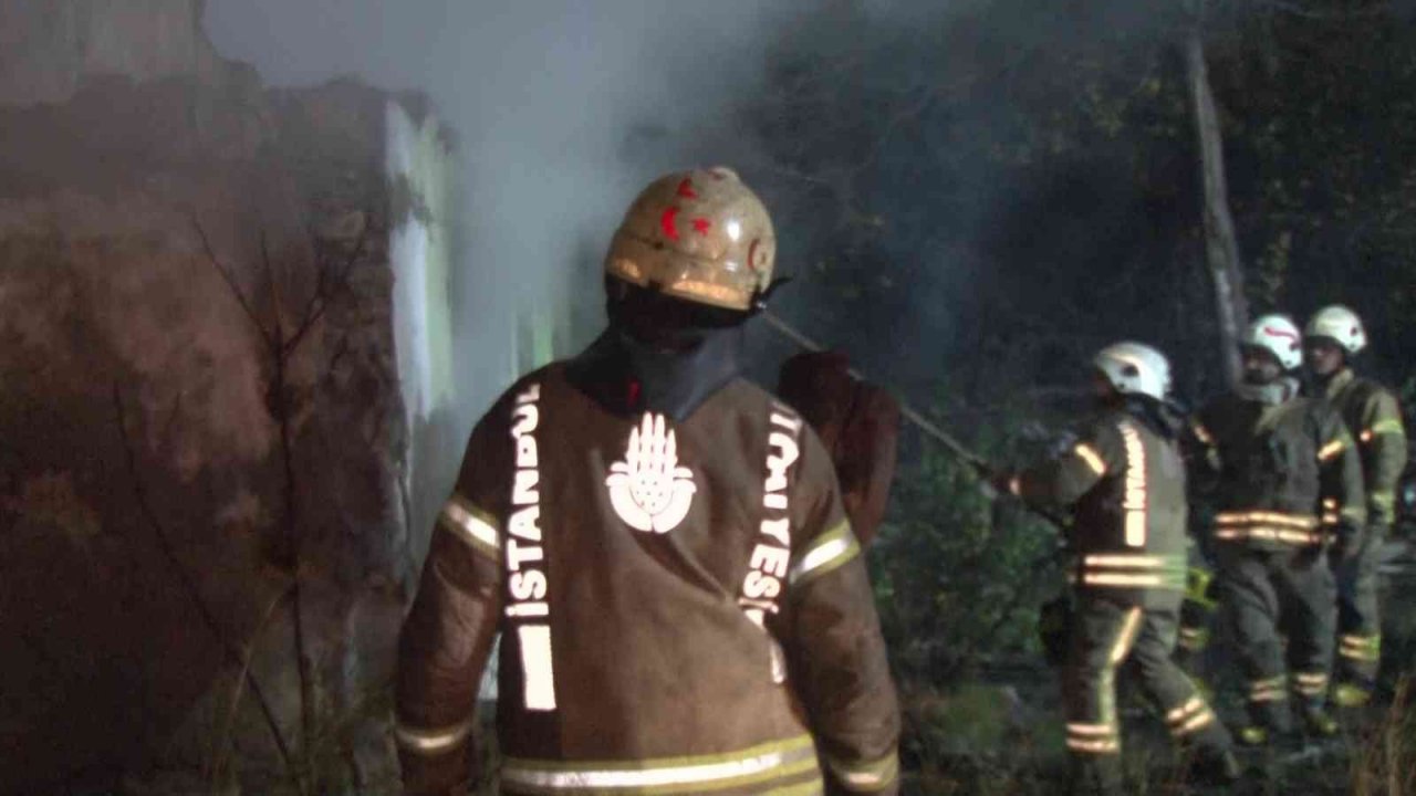 Ataşehir’de metruk gecekonduda yangın