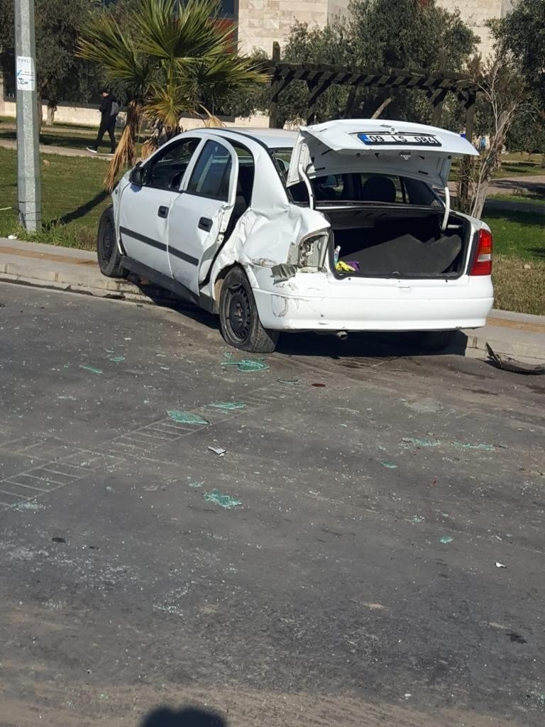 Yolcu otobüsü ve otomobil çarpıştı: 3 yaralı