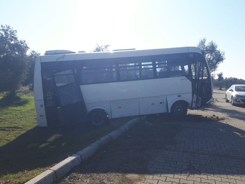 Yolcu otobüsü ve otomobil çarpıştı: 3 yaralı