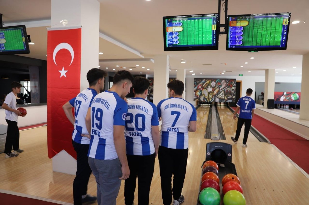 Bayburt’un ev sahipliğinde bowling gençler grup müsabakaları başladı