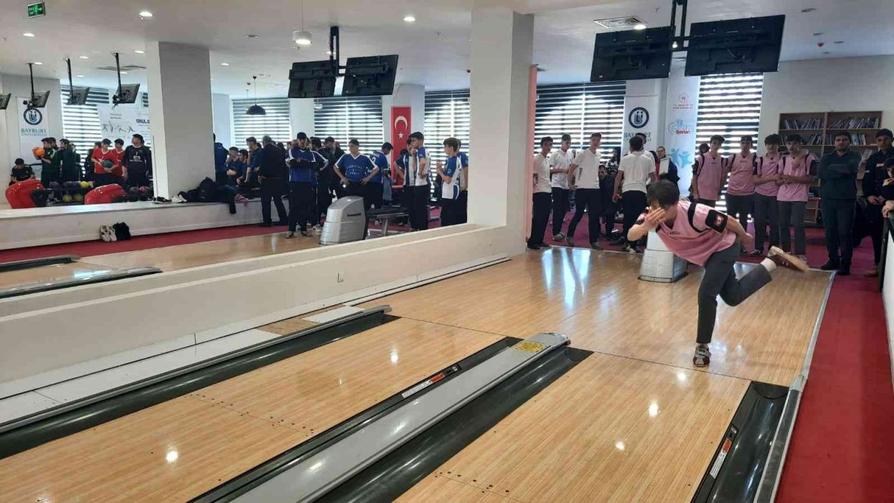 Bayburt’un ev sahipliğinde bowling gençler grup müsabakaları başladı