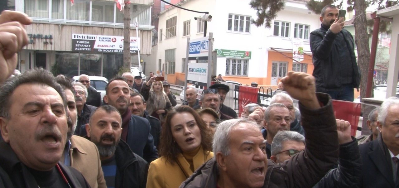 CHP’de olaylı seçim: Parti üyeleri yeni seçilen başkanı istifaya davet etti