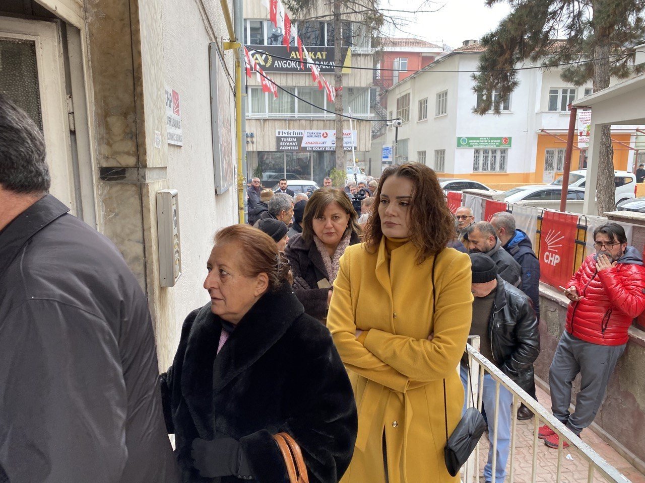 CHP’de olaylı seçim: Parti üyeleri yeni seçilen başkanı istifaya davet etti
