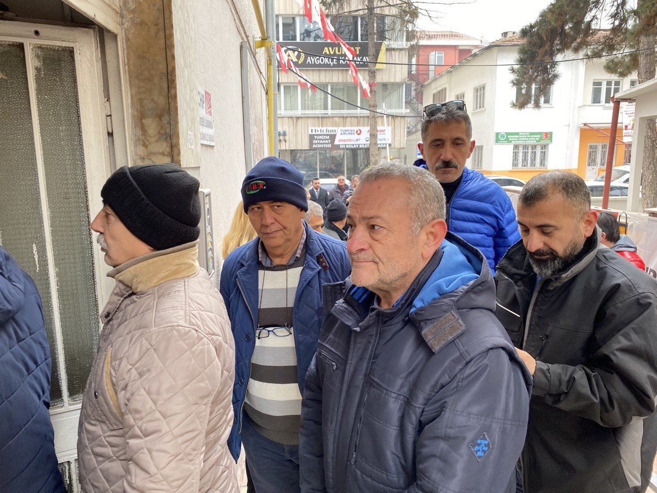 CHP’de olaylı seçim: Parti üyeleri yeni seçilen başkanı istifaya davet etti