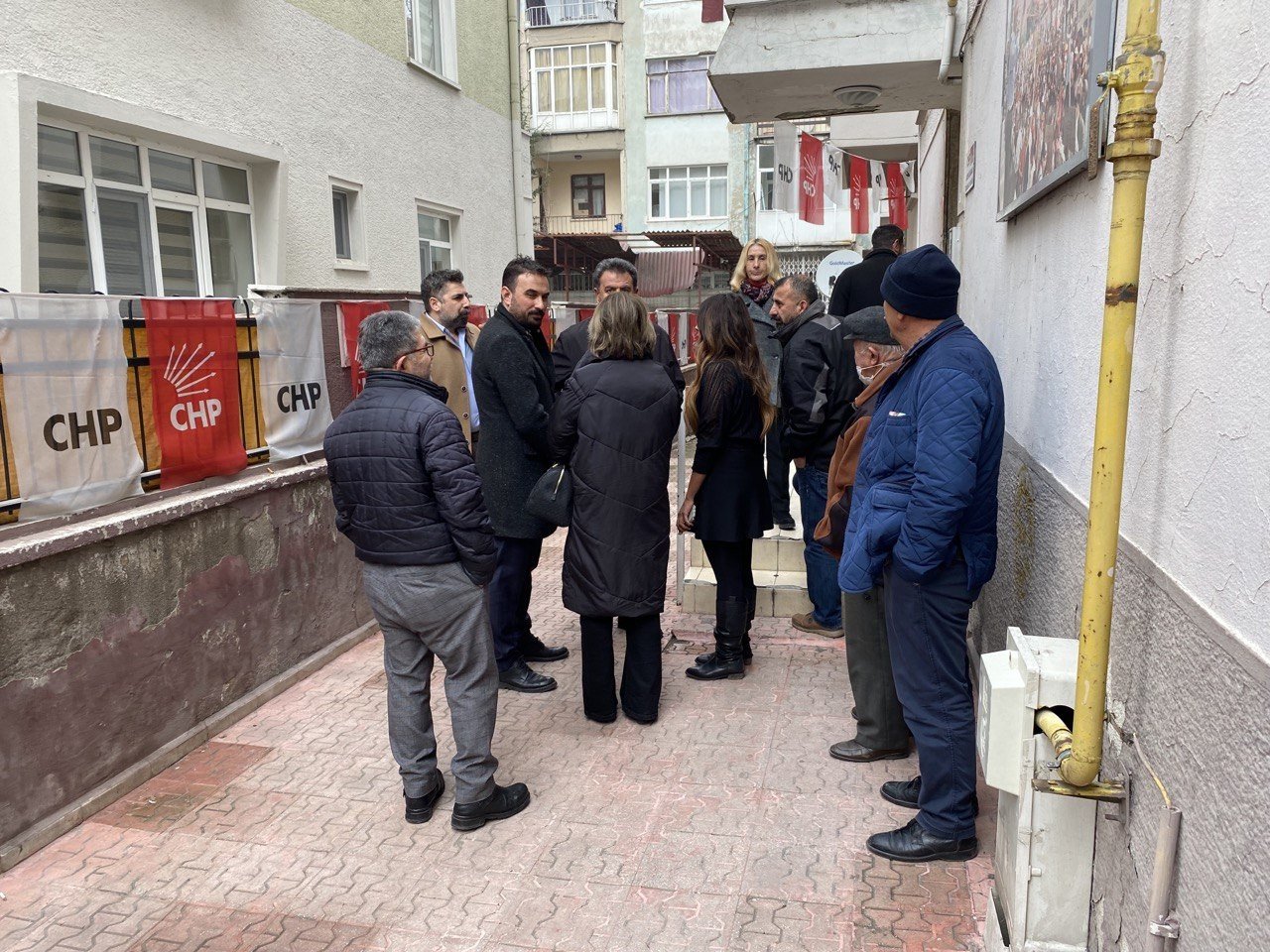 CHP’de olaylı seçim: Parti üyeleri yeni seçilen başkanı istifaya davet etti
