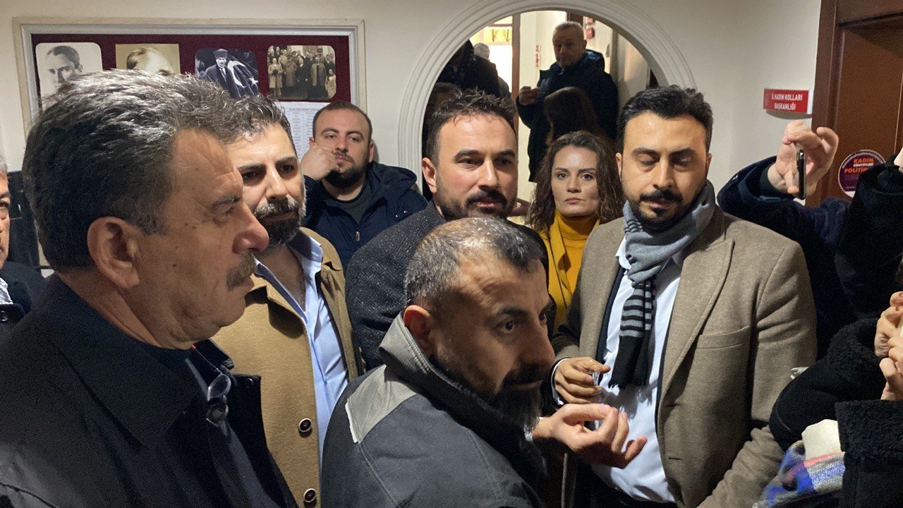 CHP’de olaylı seçim: Parti üyeleri yeni seçilen başkanı istifaya davet etti