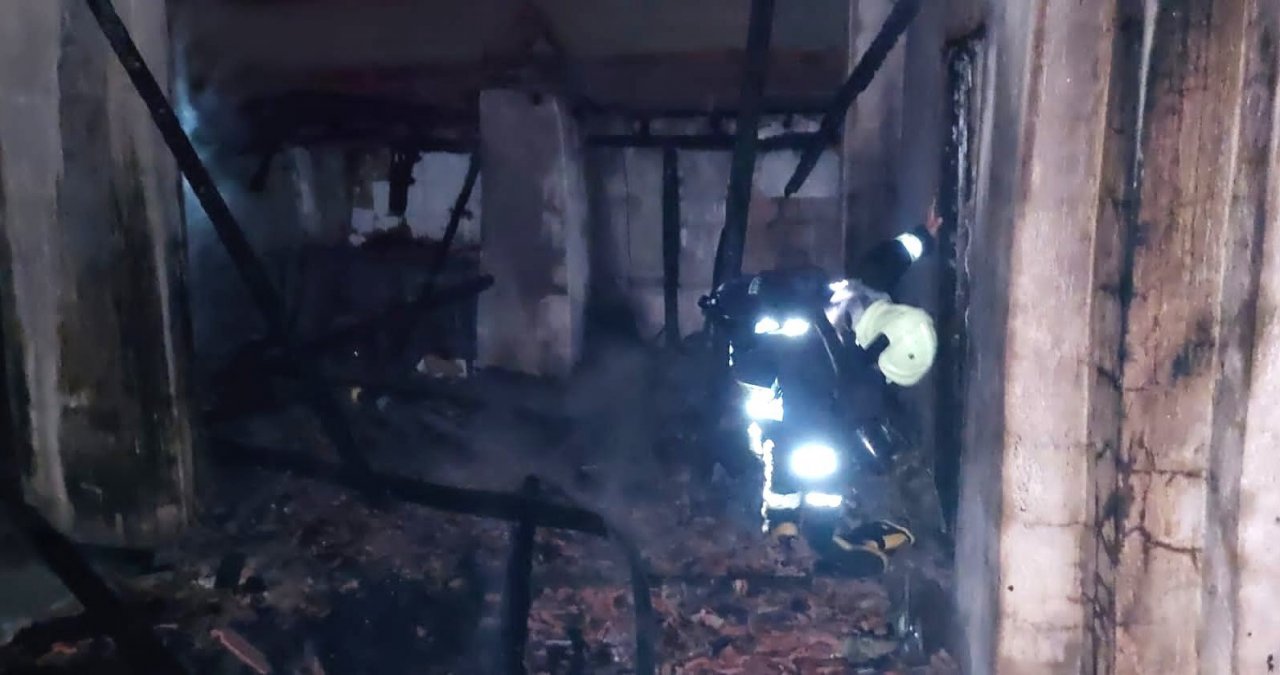 Alevlere teslim olan çatı korku dolu anlar yaşattı