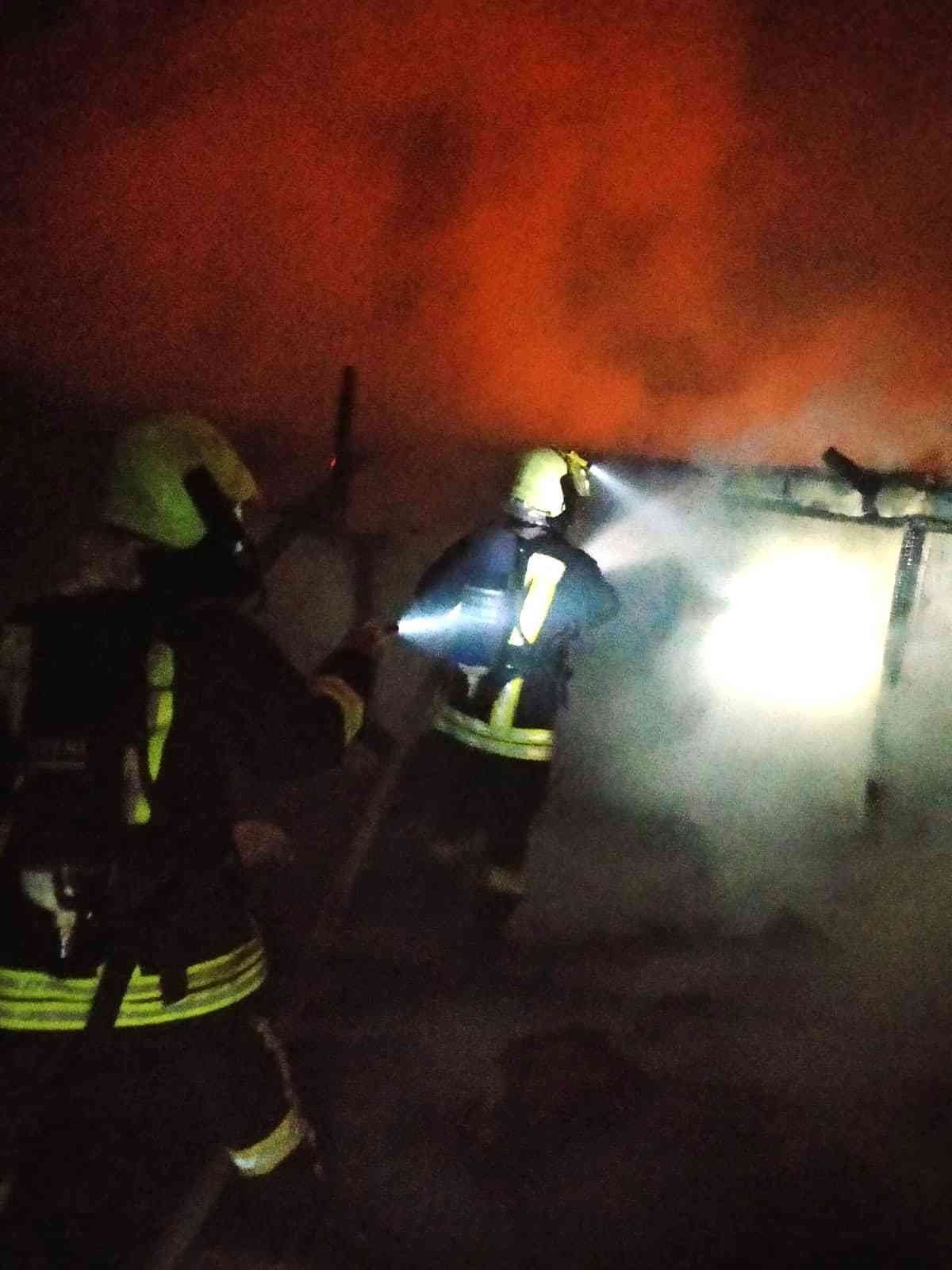 Alevlere teslim olan çatı korku dolu anlar yaşattı