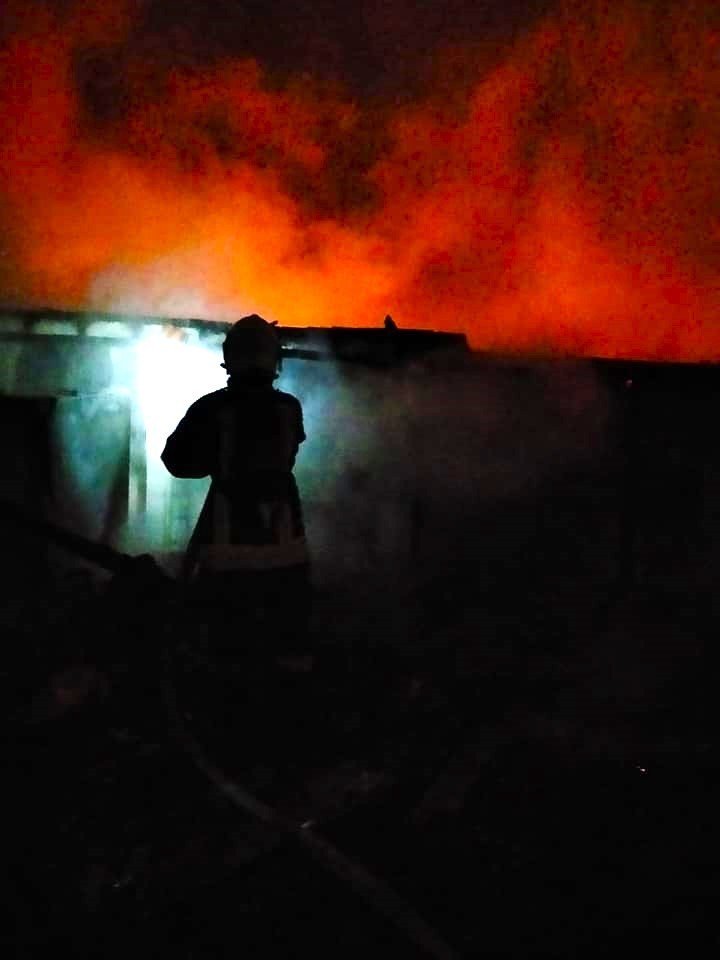 Alevlere teslim olan çatı korku dolu anlar yaşattı