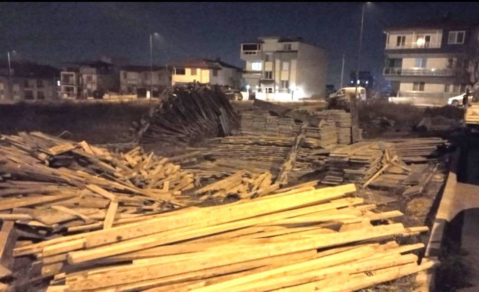 Hırsızlar 200 bin liralık inşaat kalıbıyla yakalandı