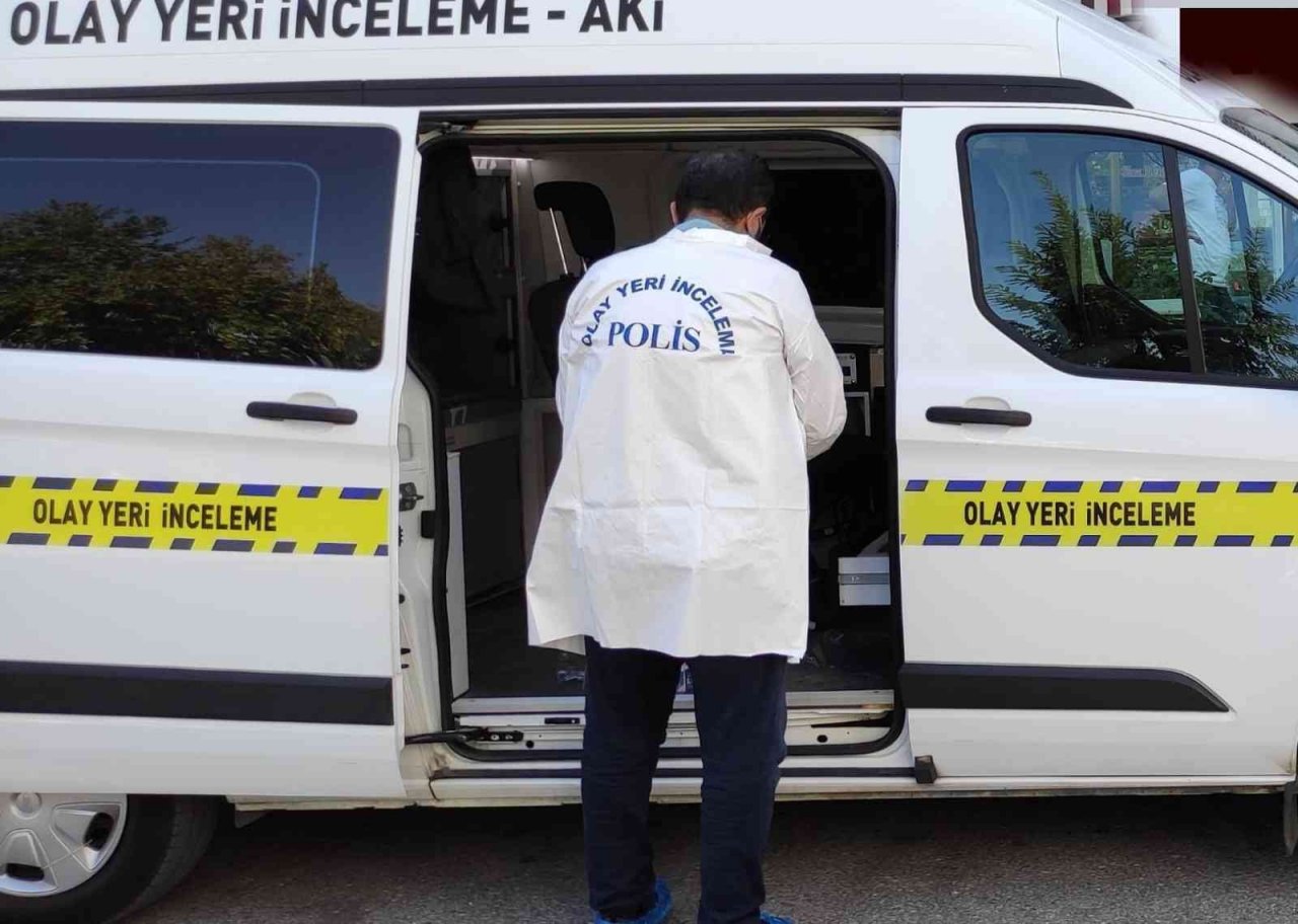 Cami çıkışı defalarca bıçaklandı