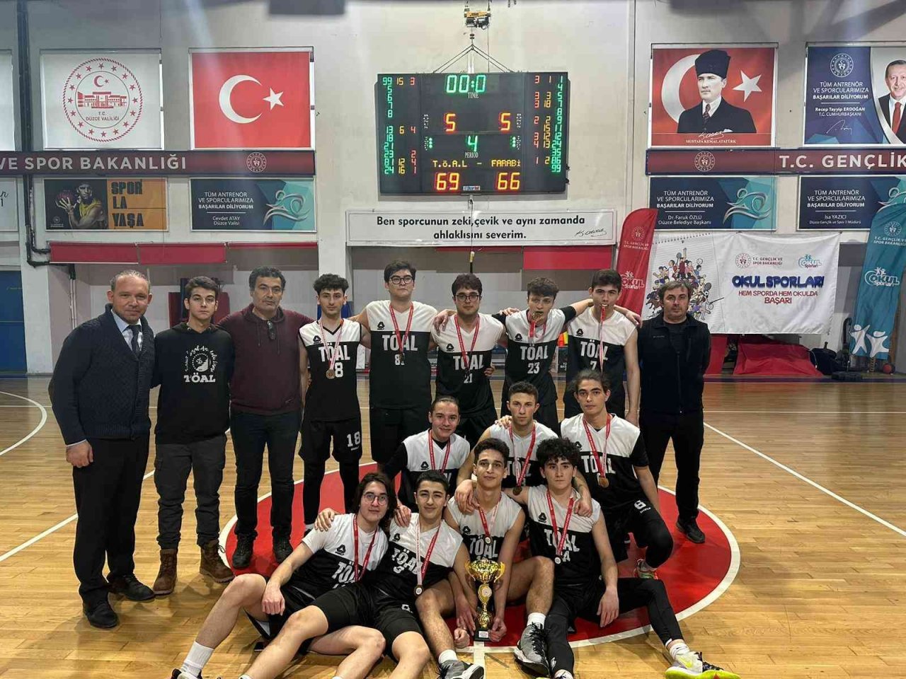 Basketbolda Turgut Özal Anadolu Lisesi şampiyon