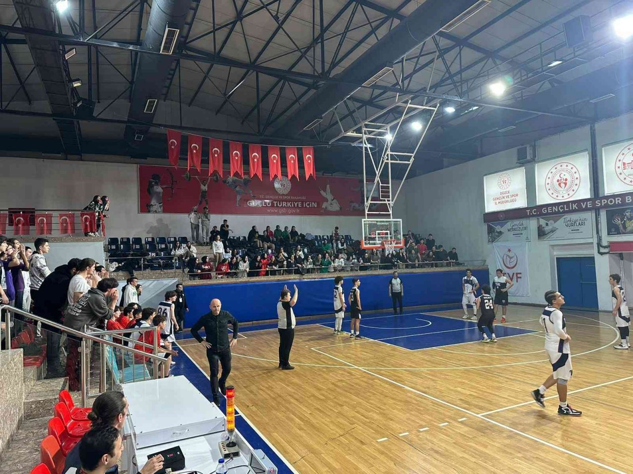Basketbolda Turgut Özal Anadolu Lisesi şampiyon