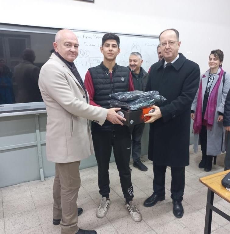 Öğrencileri iş kıyafeti ve ayakkabısı