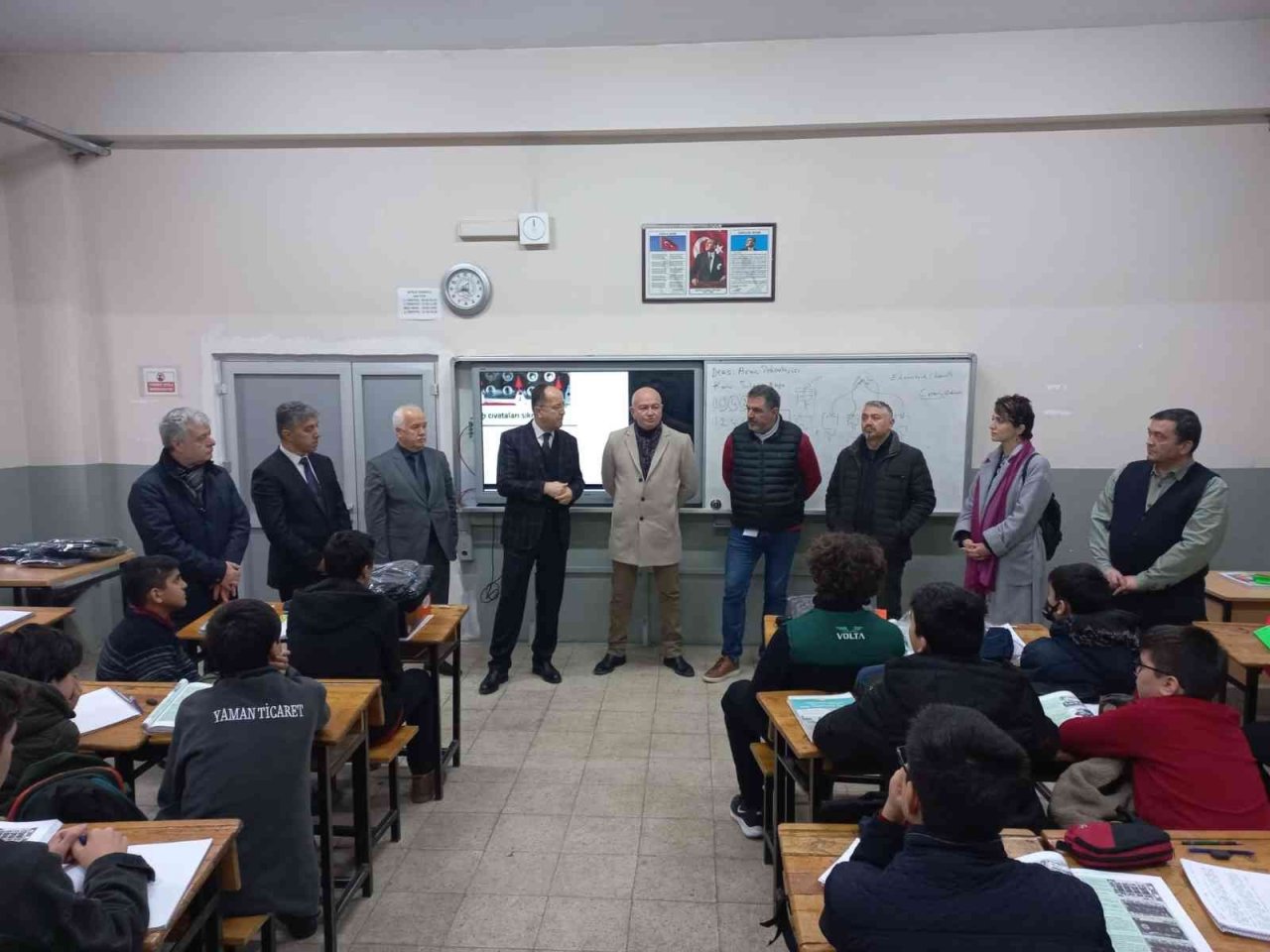 Öğrencileri iş kıyafeti ve ayakkabısı