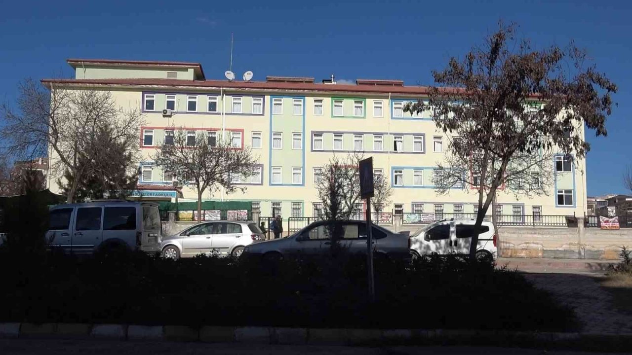 Sınav sonucu kötü gelen öğrenci 2’nci kattaki sınıfından aşağı atladı