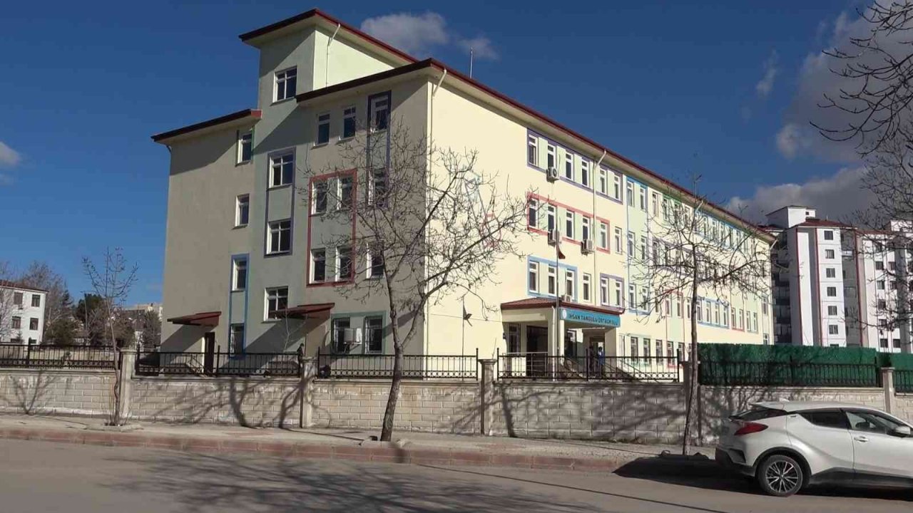 Sınav sonucu kötü gelen öğrenci 2’nci kattaki sınıfından aşağı atladı