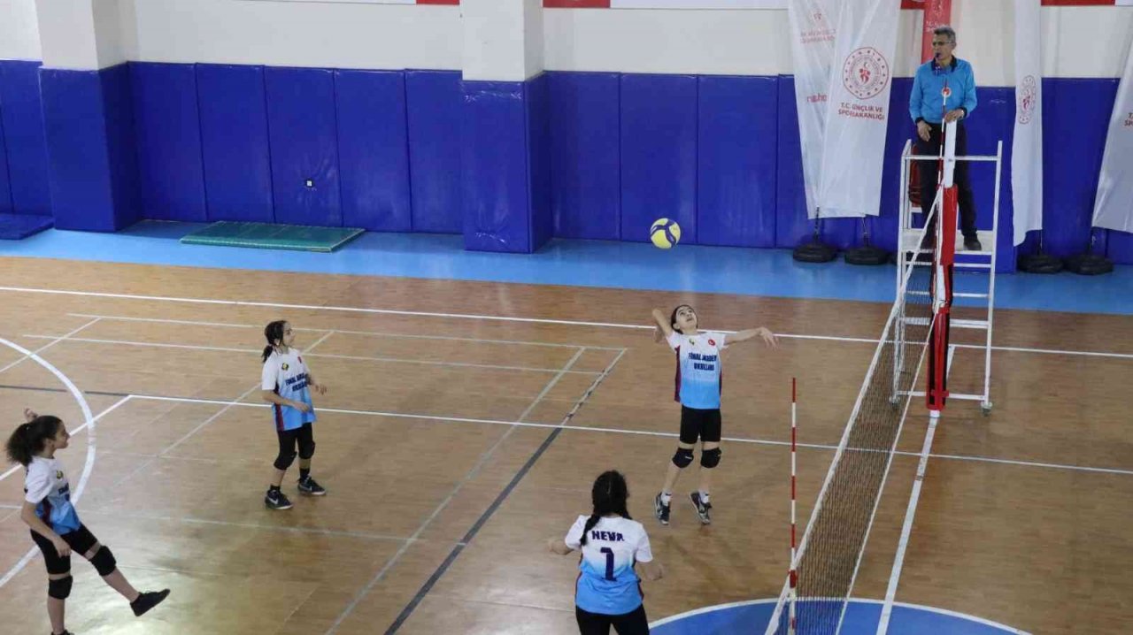 Elazığ’da küçükler Voleybol İl Şampiyonası başladı