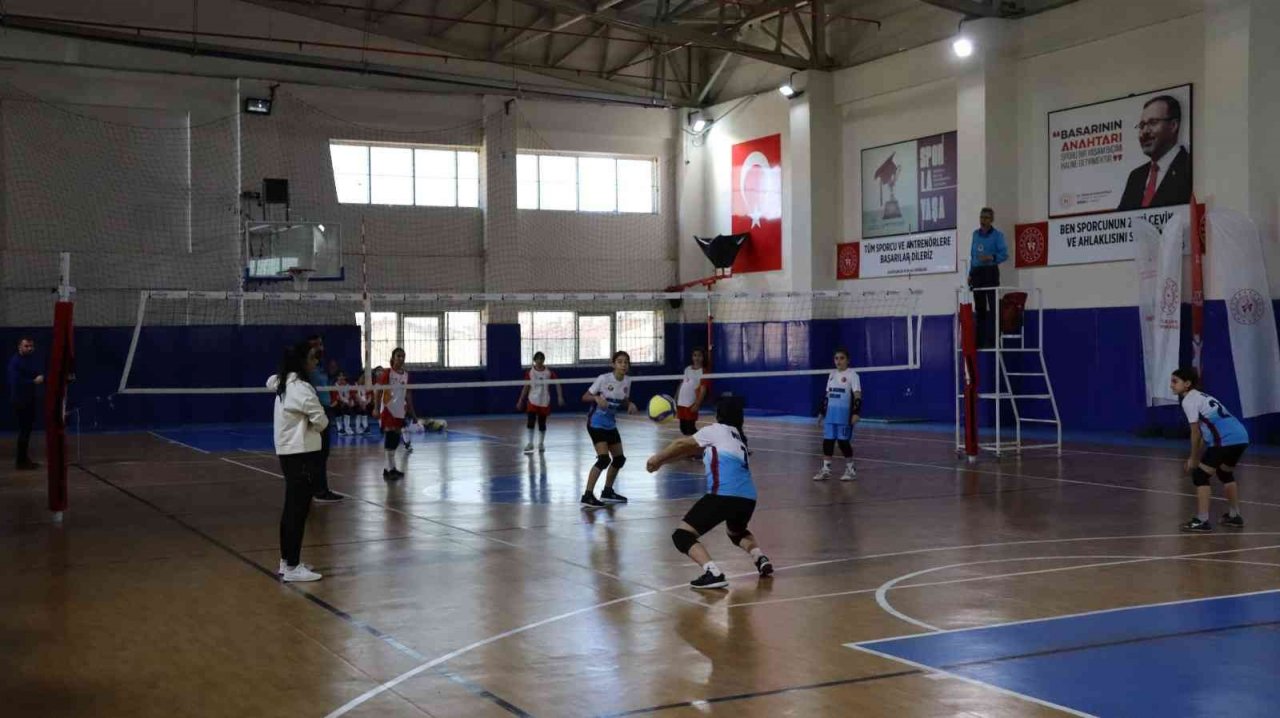 Elazığ’da küçükler Voleybol İl Şampiyonası başladı