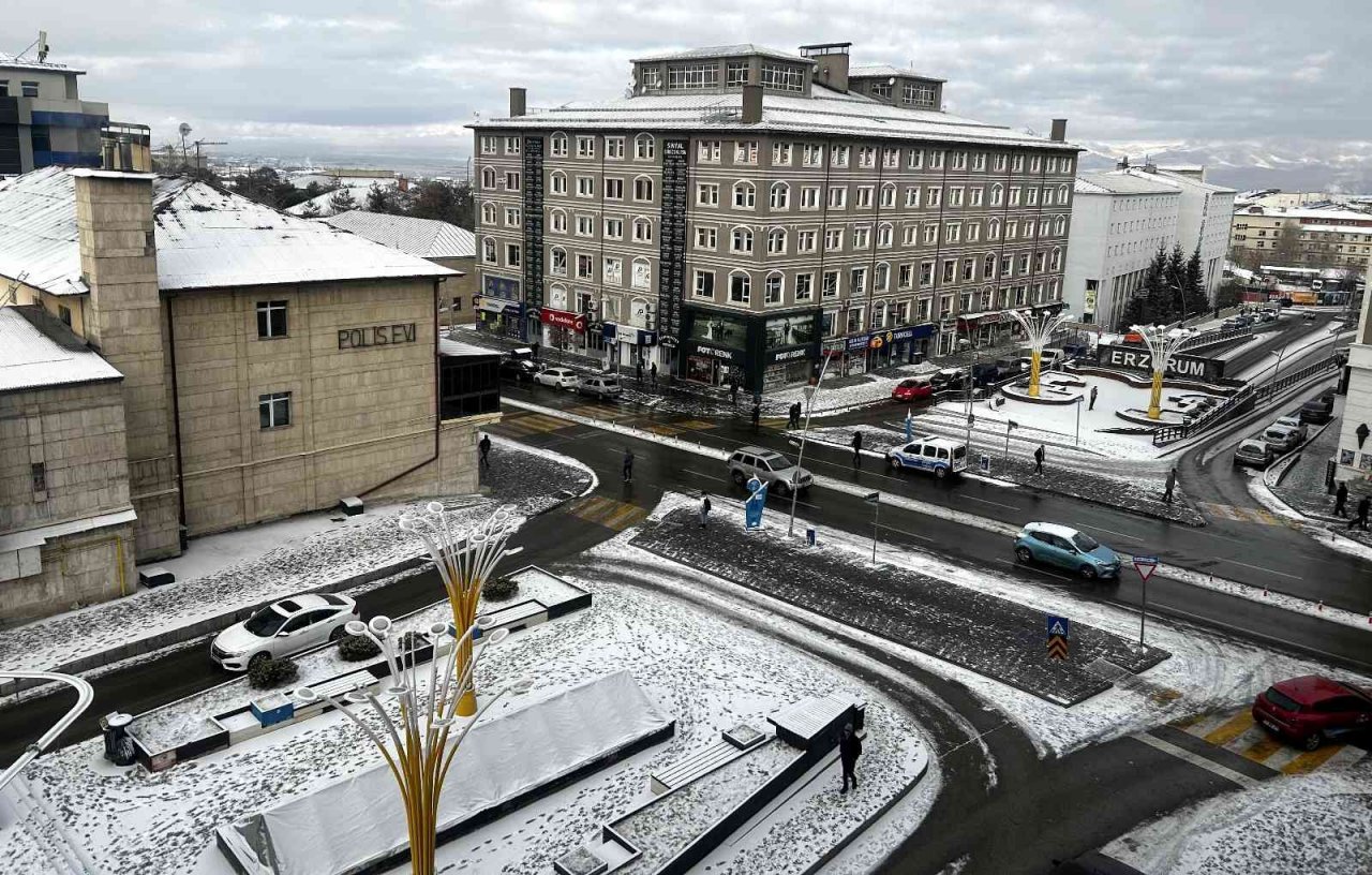 Erzurum güne karla uyandı