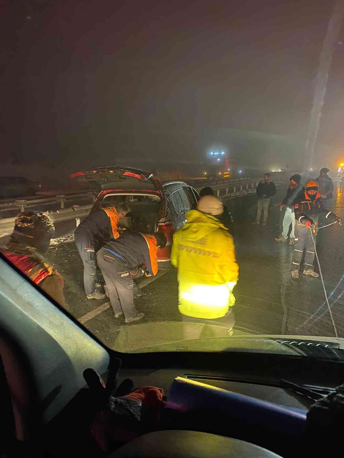 Eskişehir-Kütahya karayolunda zincirleme trafik kazaları: 4’ü ağır 17 yaralı