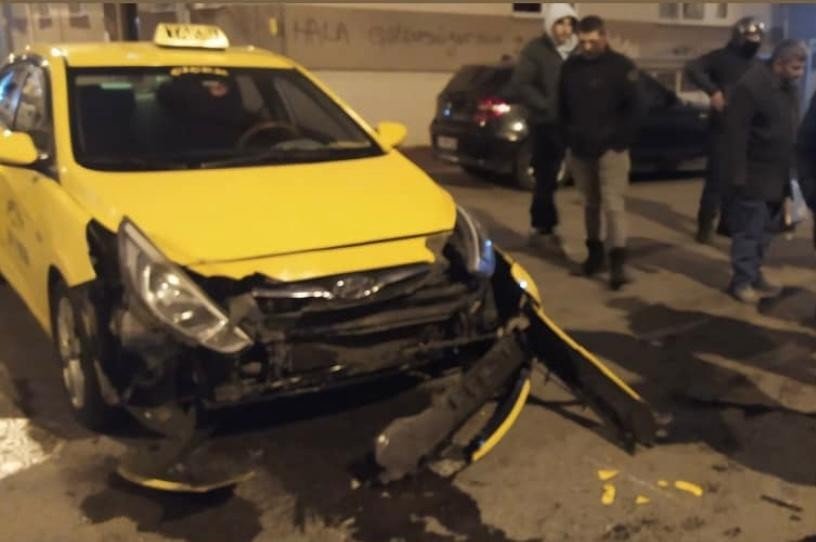 Ticari taksiyle çarpışan motosikletin sürücüsü yaralandı