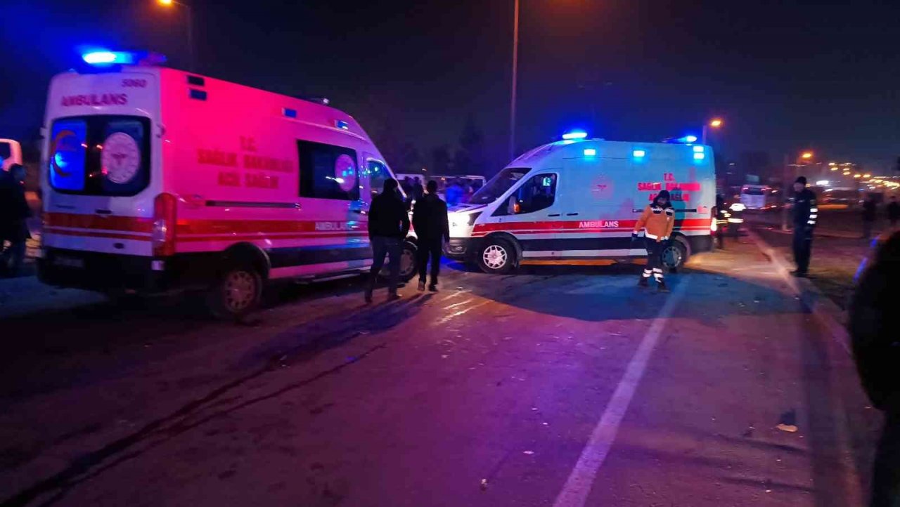 Gaziantep’te otomobille çarpışan işçi servisi devrildi: 2’si ağır 10 yaralı