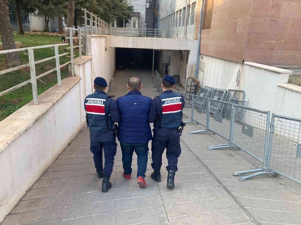 Jandarmanın yakaladığı aranan 25 şahıstan 21’i tutuklandı