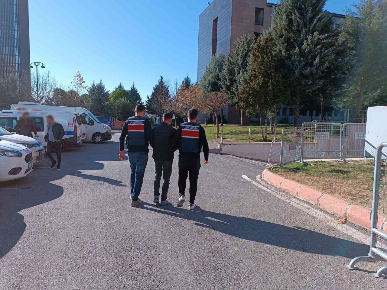 Jandarmanın yakaladığı aranan 25 şahıstan 21’i tutuklandı