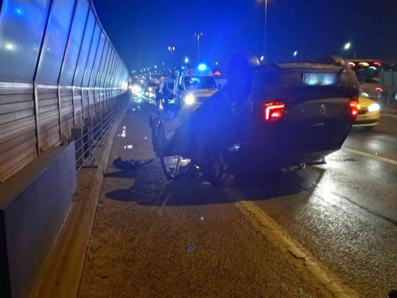 Haliç Köprüsü üzerinde panelvan araçla çarpışan otomobil takla atıp ters döndü