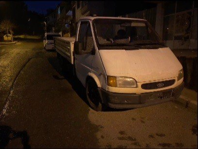 Oto fareleri kılık değiştirirken kıskıvrak yakalandı