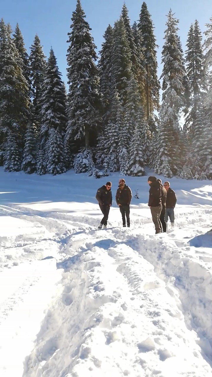 Kar kalınlığının 50 santimetreyi bulduğu Karabük’te, arazi araçlarıyla karın keyfini çıkardılar