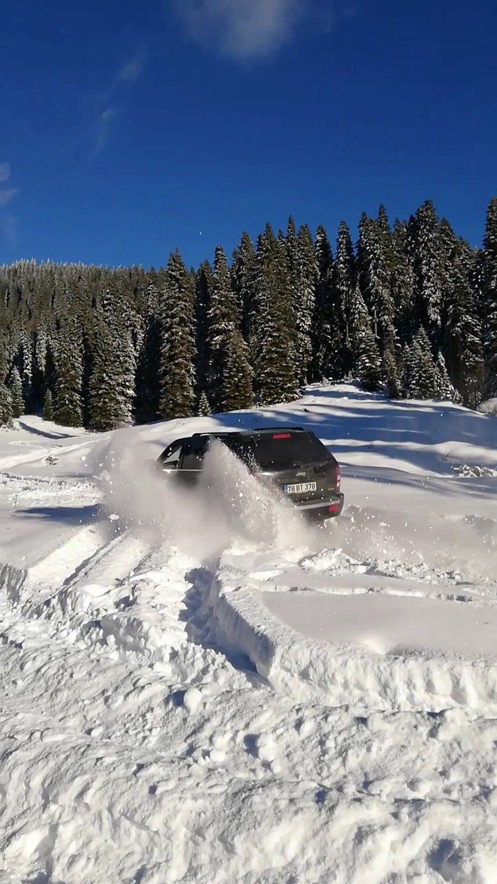 Kar kalınlığının 50 santimetreyi bulduğu Karabük’te, arazi araçlarıyla karın keyfini çıkardılar