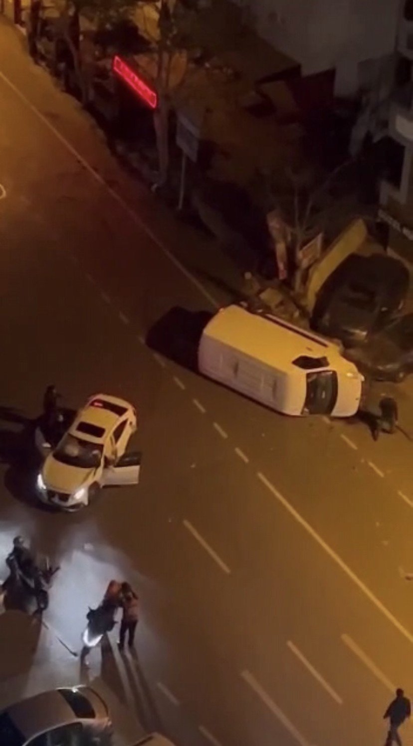 Kartal’da otomobil ile çarpışan panelvan devrildi: 2 yaralı