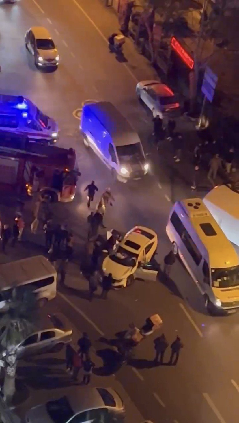 Kartal’da otomobil ile çarpışan panelvan devrildi: 2 yaralı