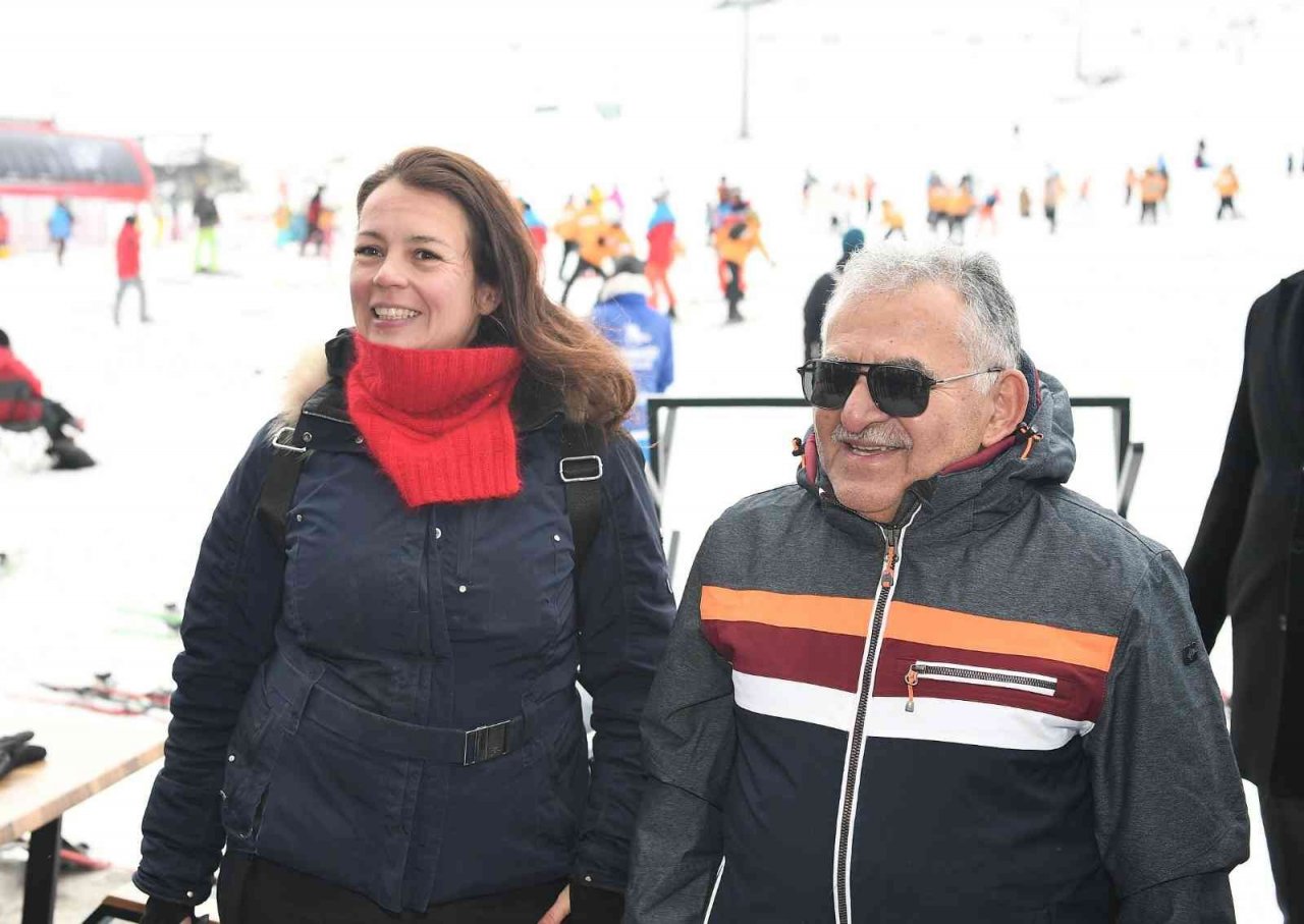 Başkan Büyükkılıç, Yerli ve Yabancı Turistlerle Erciyes’te Buluştu