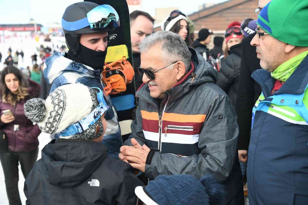 Başkan Büyükkılıç, Yerli ve Yabancı Turistlerle Erciyes’te Buluştu