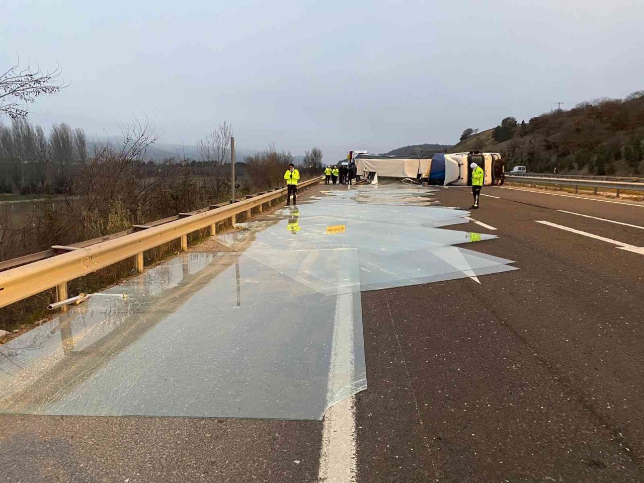 Cam yüklü tır devrildi; 1 yaralı