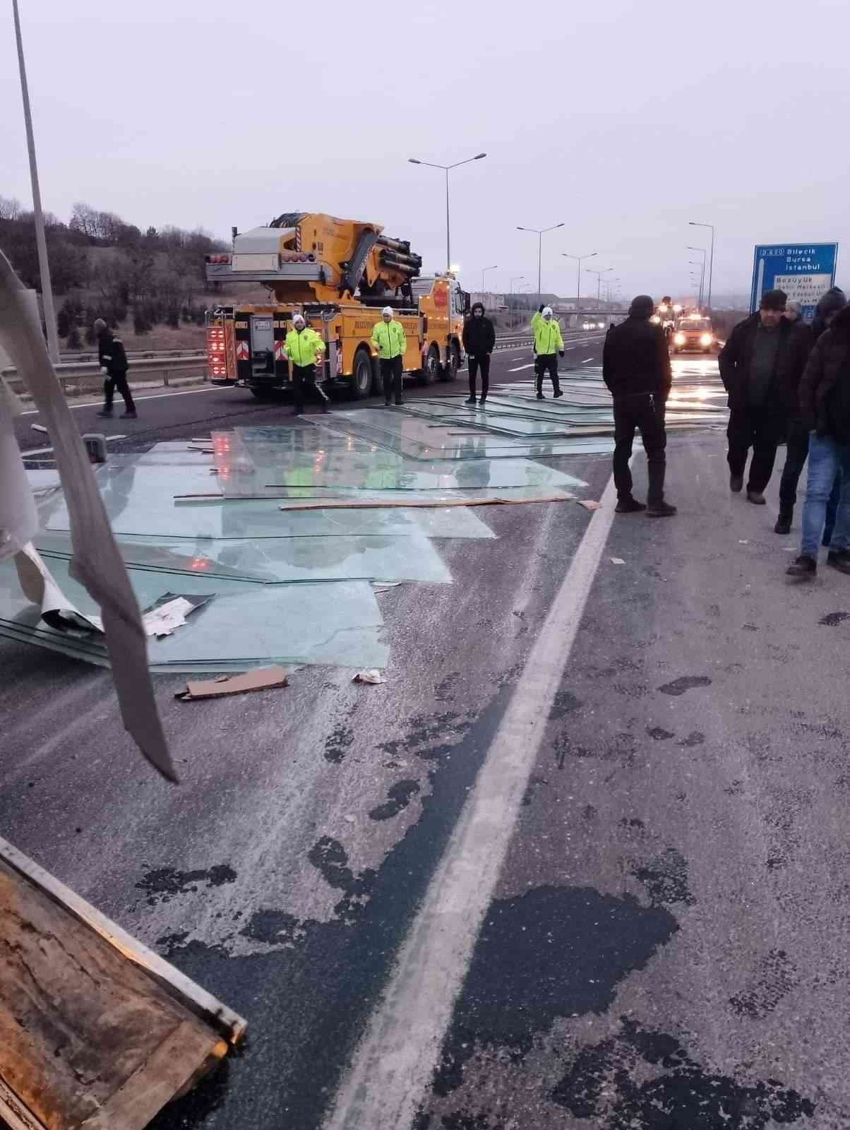 Cam yüklü tır devrildi; 1 yaralı
